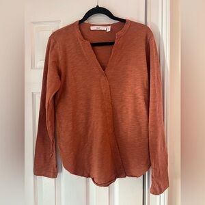 Wilt long Sleeve V-Neck Shirttail T W/ Raw
Неm size small